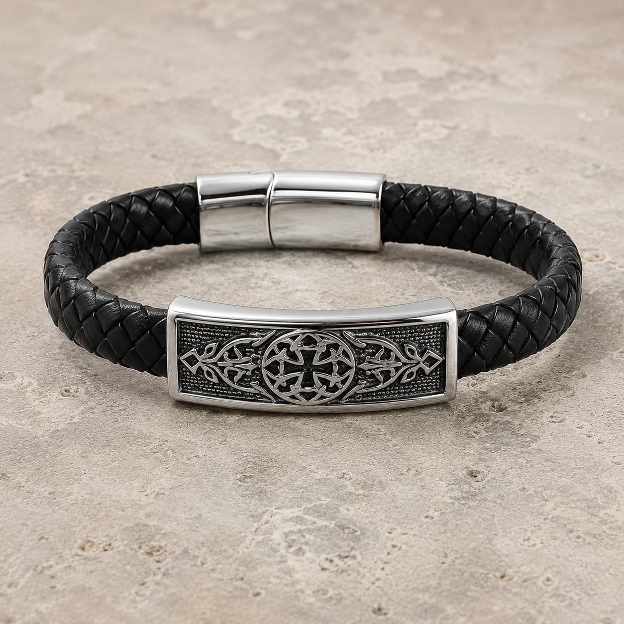 Bracelet de l’Apogée du Temple en cuir tressé noir et acier inoxydable premium sur pierre médiévale claire