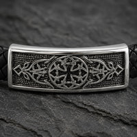 Gros plan du motif médiéval gravé du Bracelet de l’Apogée du Temple en cuir tressé et acier inoxydable premium