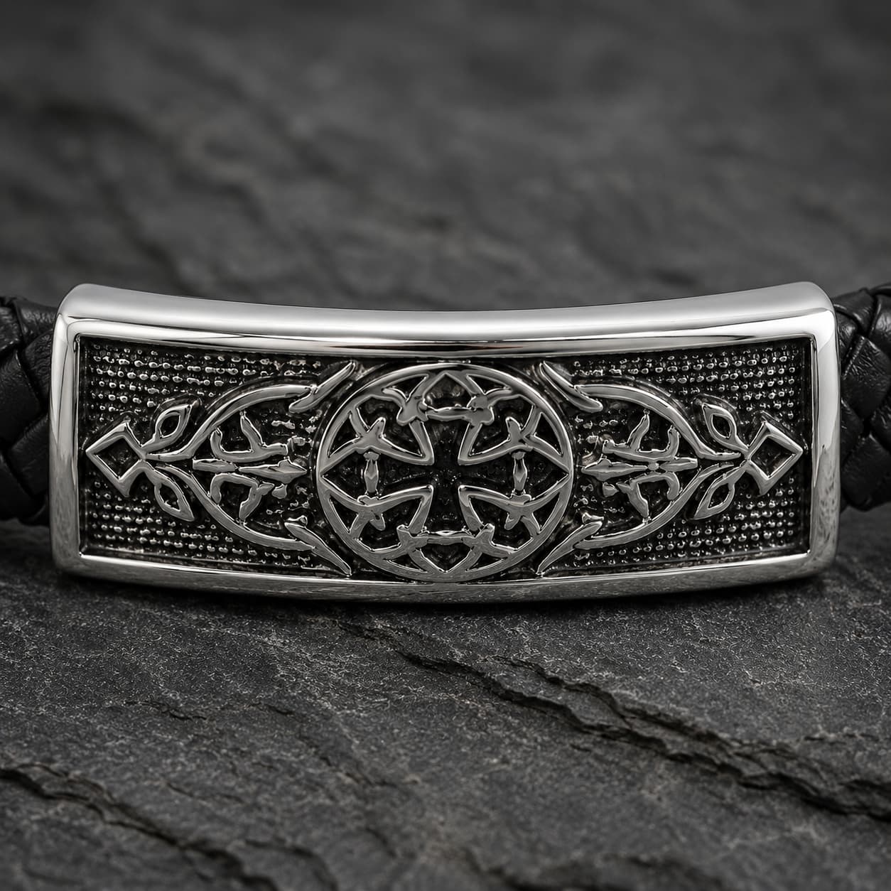 Gros plan du motif médiéval gravé du Bracelet de l’Apogée du Temple en cuir tressé et acier inoxydable premium