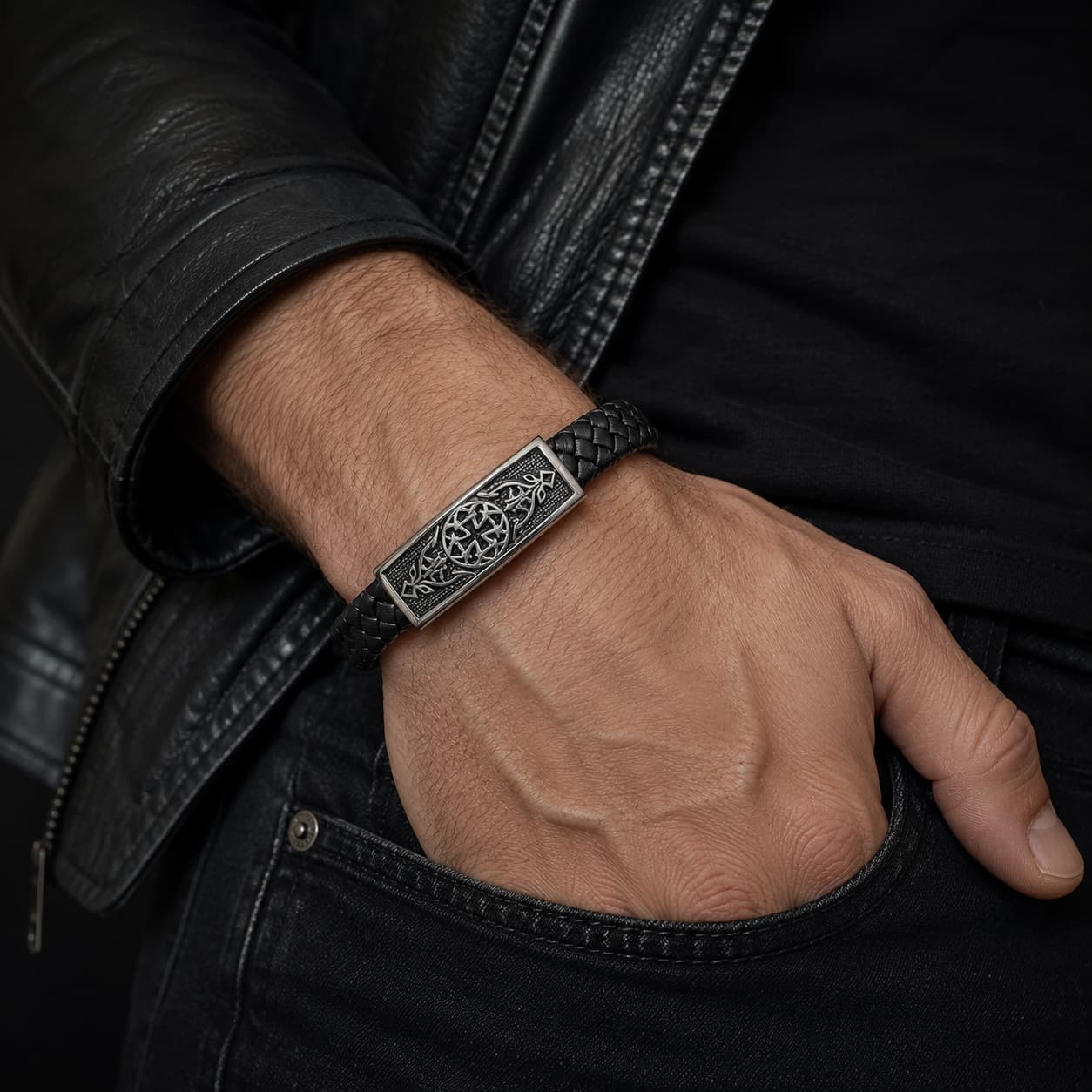Bracelet de l’Apogée du Temple porté au poignet par un homme avec cuir tressé noir et acier inoxydable premium