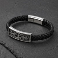 Vue angle 3/4 du Bracelet de l’Apogée du Temple en cuir tressé noir et acier inoxydable premium sur fond anthracite texturé