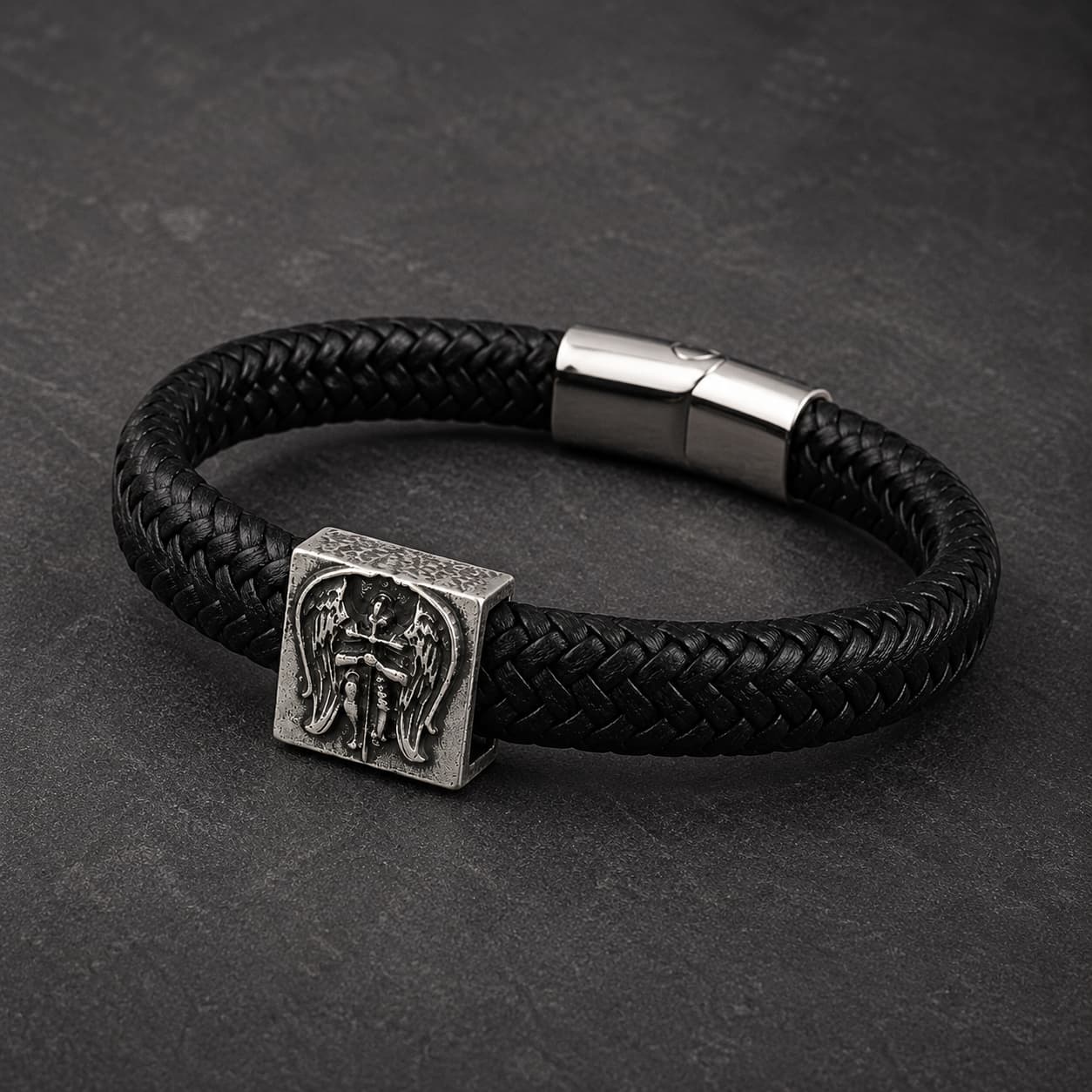 Bracelet de l’Archange Michel en cuir tressé noir avec médaillon archange sur ardoise sombre