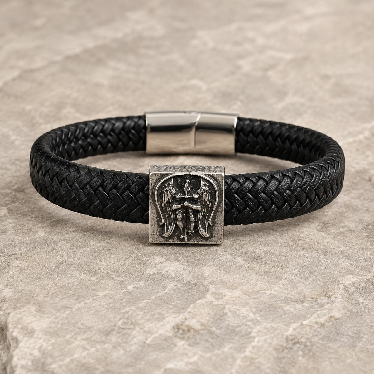 Bracelet de l’Archange Michel en cuir tressé noir et acier inoxydable sur pierre médiévale claire