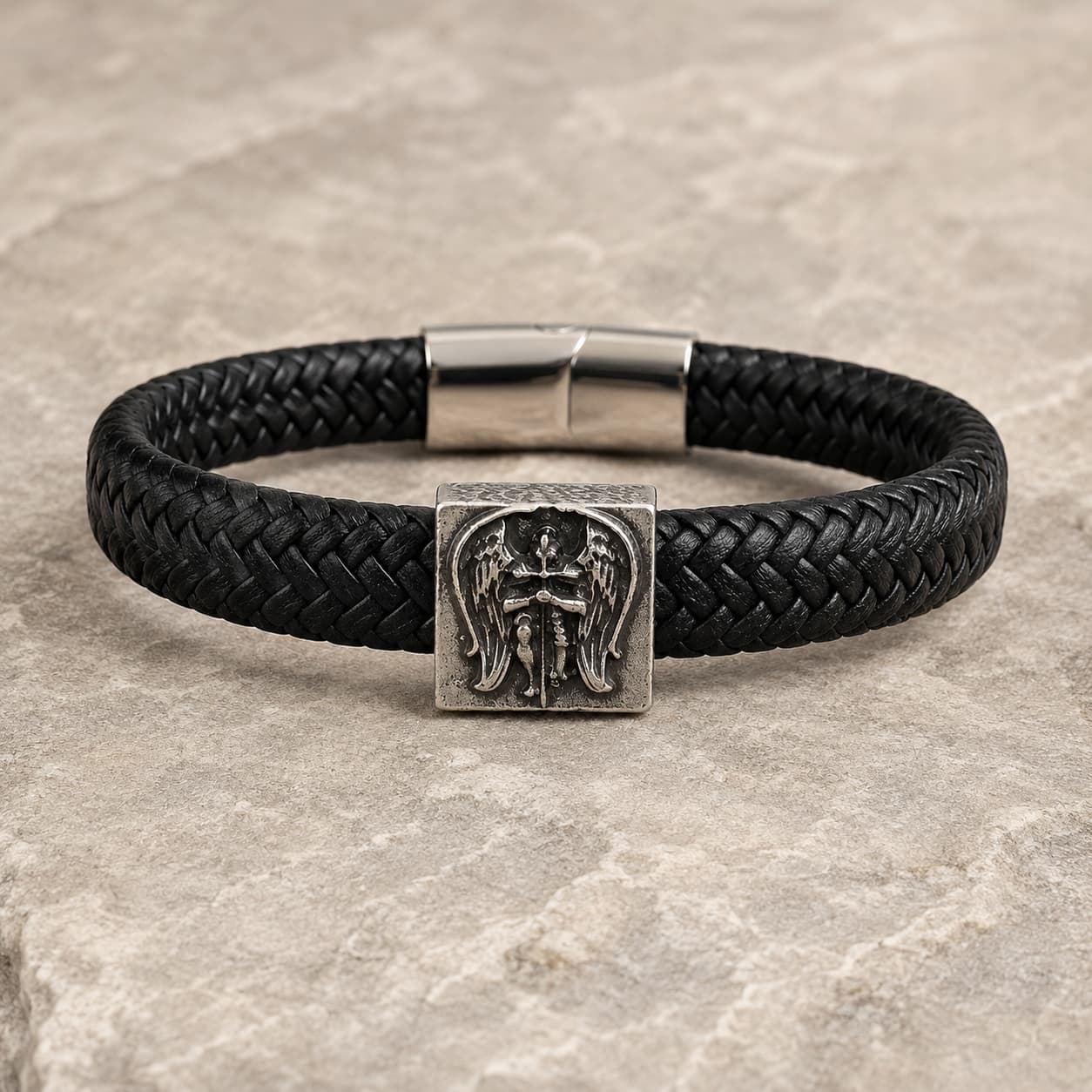 Bracelet de l’Archange Michel en cuir tressé noir et acier inoxydable sur pierre médiévale claire
