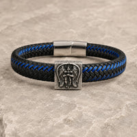 Bracelet de l’Archange Michel en cuir tressé noir et bleu avec plaque archange en acier inoxydable sur pierre médiévale claire