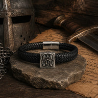 Bracelet de l’Archange Michel en cuir tressé noir dans un décor médiéval avec casque, épée et parchemin