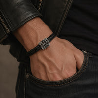 Bracelet de l’Archange Michel porté par un homme avec veste en cuir noir et jean brut