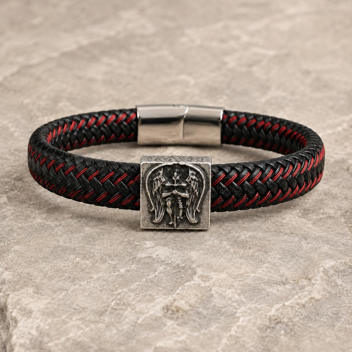 Bracelet de l’Archange Michel en cuir tressé noir et rouge avec plaque archange en acier inoxydable sur pierre médiévale claire