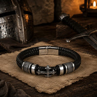 Bracelet de la Basilique en cuir tressé premium et acier inoxydable dans un décor médiéval avec casque, épée et parchemin
