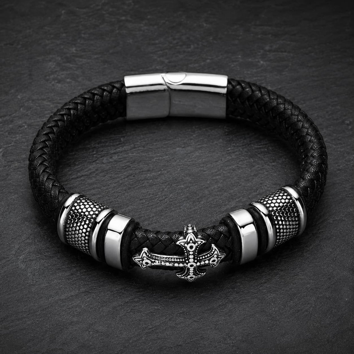 Bracelet de la Basilique en cuir tressé noir avec croix métallique et acier inoxydable sur ardoise sombre