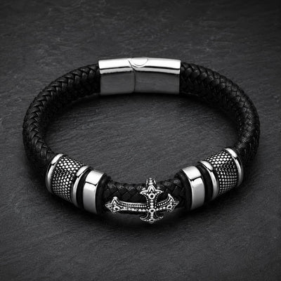 Bracelet de la Basilique en cuir tressé noir avec croix métallique et acier inoxydable sur ardoise sombre