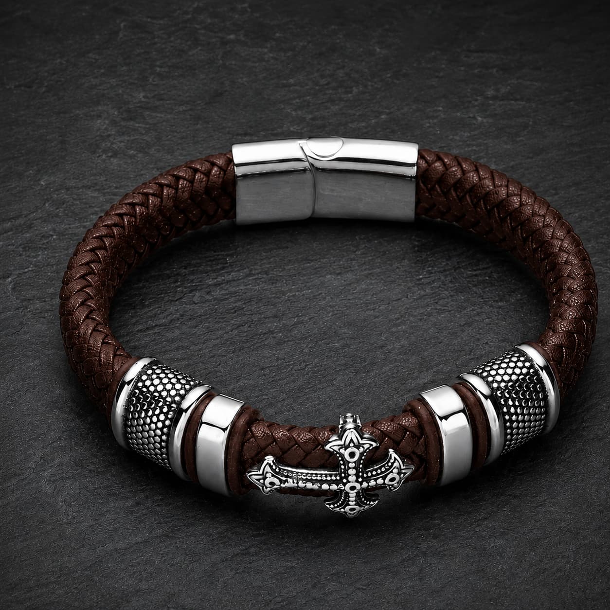 Bracelet de la Basilique en cuir tressé premium marron avec croix métallique et acier inoxydable sur ardoise sombre