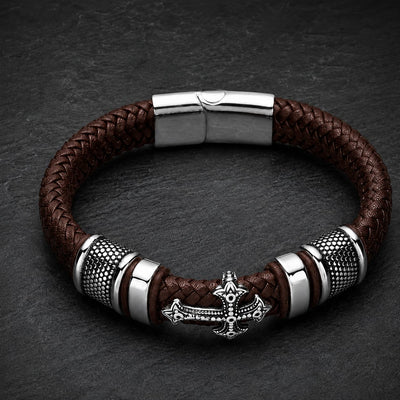 Bracelet de la Basilique en cuir tressé premium marron avec croix métallique et acier inoxydable sur ardoise sombre