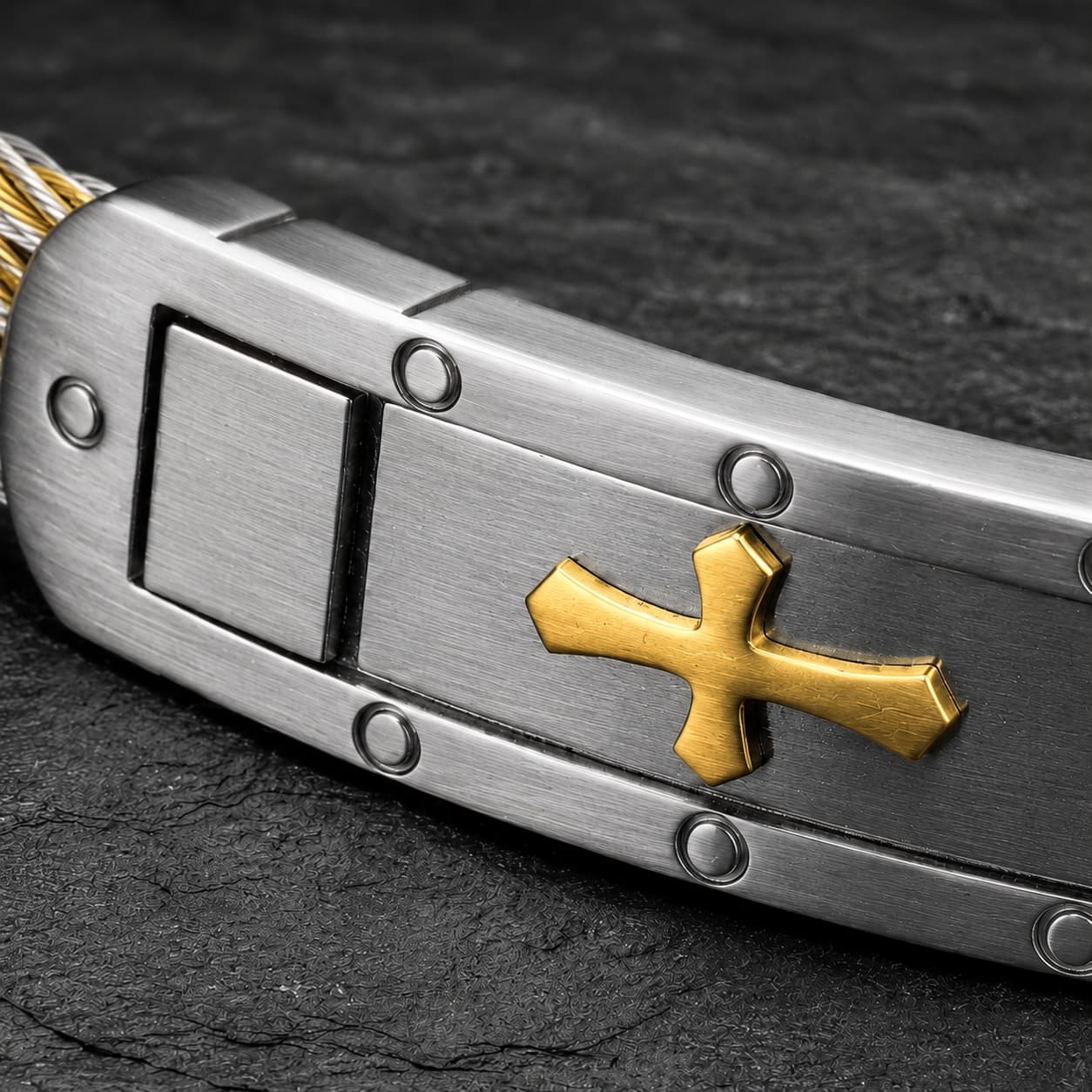 Gros plan de la croix dorée du Bracelet du Chevalier en acier inoxydable argent et or