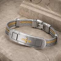 Vue angle 3/4 du Bracelet du Chevalier en acier inoxydable argent et or sur pierre médiévale claire