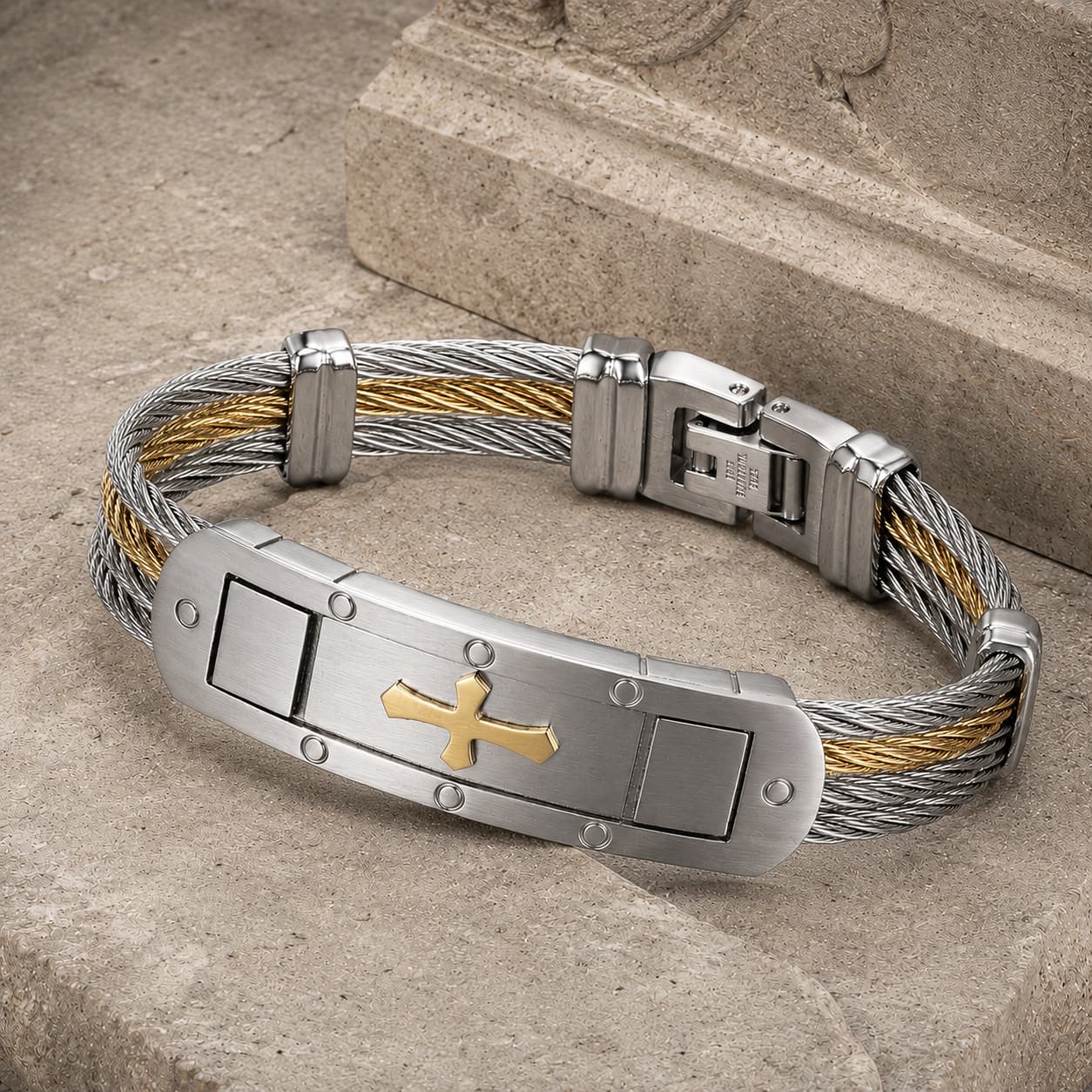 Vue angle 3/4 du Bracelet du Chevalier en acier inoxydable argent et or sur pierre médiévale claire