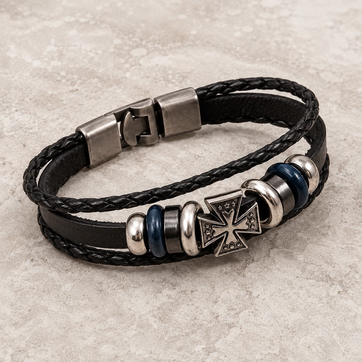 Bracelet de la Commanderie en cuir véritable noir et alliage de zinc sur pierre médiévale claire