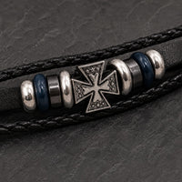 Gros plan de la croix du Bracelet de la Commanderie en cuir véritable avec perles métalliques en alliage de zinc
