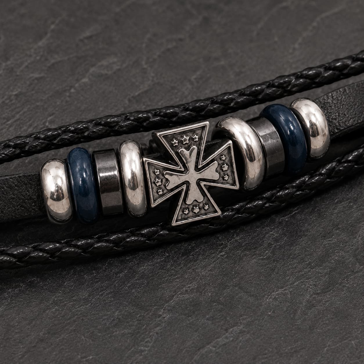 Gros plan de la croix du Bracelet de la Commanderie en cuir véritable avec perles métalliques en alliage de zinc