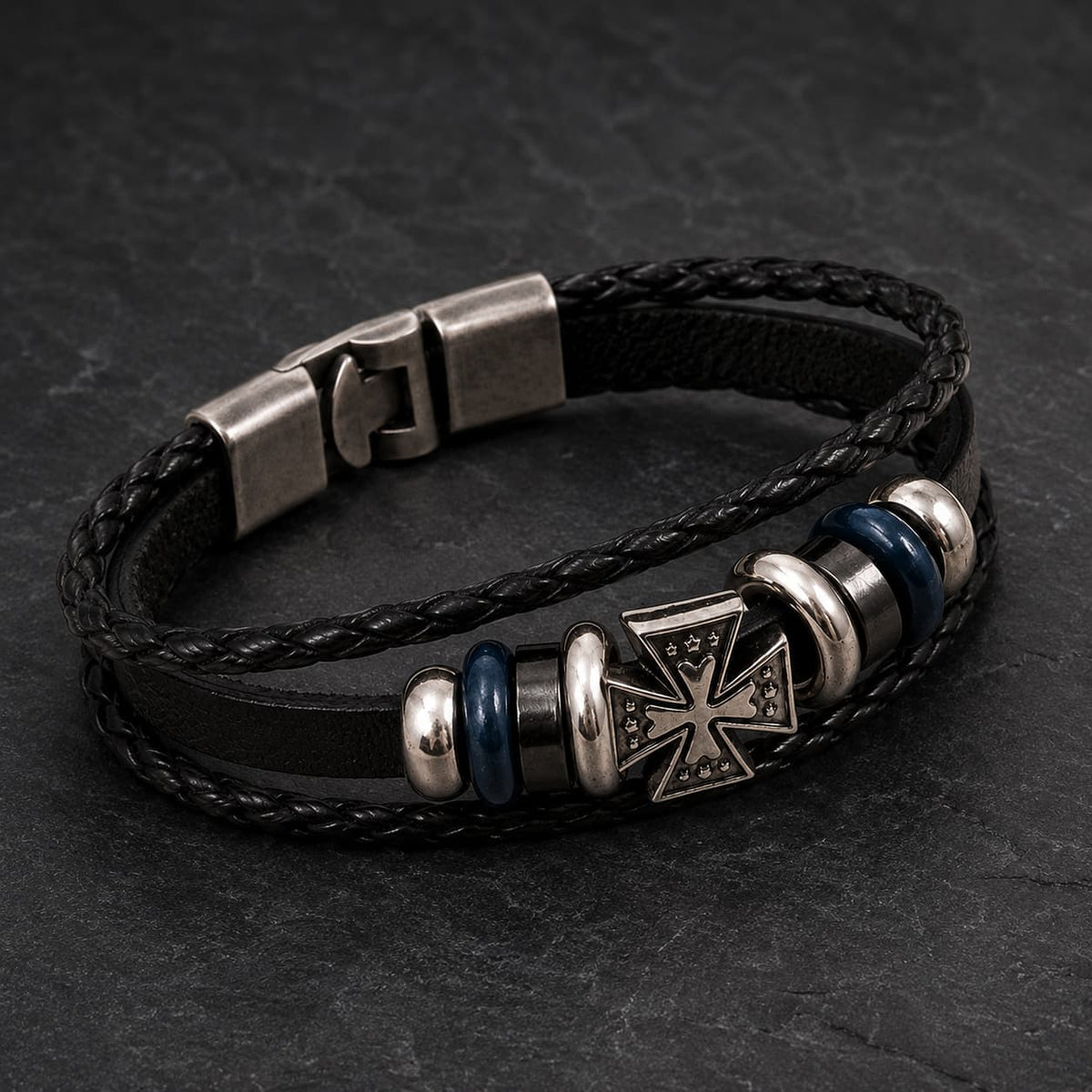 Vue angle 3/4 du Bracelet de la Commanderie en cuir véritable noir et alliage de zinc sur fond anthracite texturé