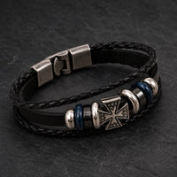 Vue angle 3/4 du Bracelet de la Commanderie en cuir véritable noir et alliage de zinc sur fond anthracite texturé