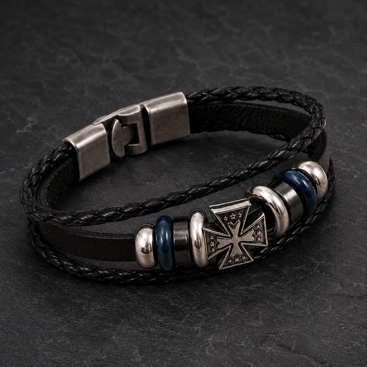 Vue angle 3/4 du Bracelet de la Commanderie en cuir véritable noir et alliage de zinc sur fond anthracite texturé