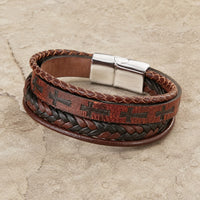 Bracelet du Croisé Templier en cuir tressé marron et alliage de cuivre sur pierre médiévale claire
