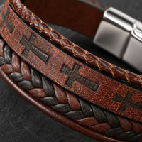 Gros plan des croix du Bracelet du Croisé Templier en cuir tressé avec finition cuivre vieilli