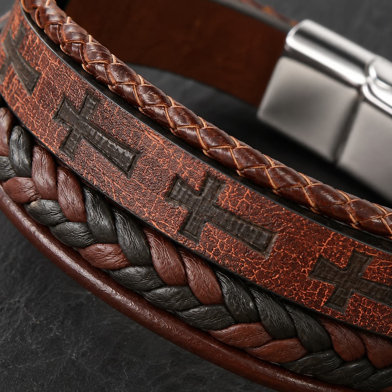 Gros plan des croix du Bracelet du Croisé Templier en cuir tressé avec finition cuivre vieilli