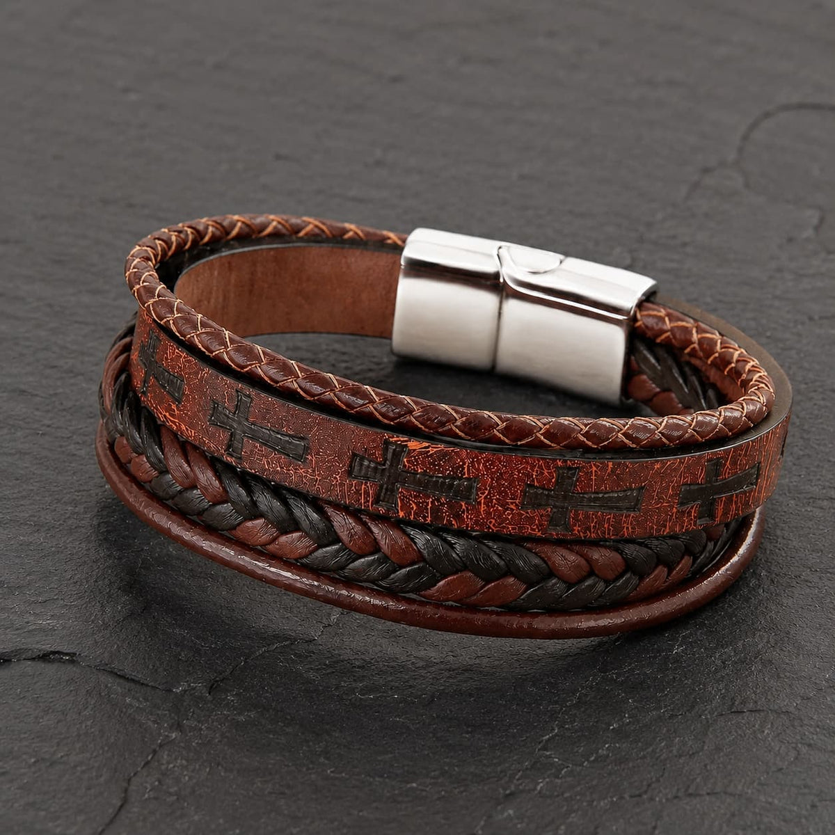 Vue angle 3/4 du Bracelet du Croisé Templier en cuir tressé et alliage de cuivre sur fond anthracite texturé