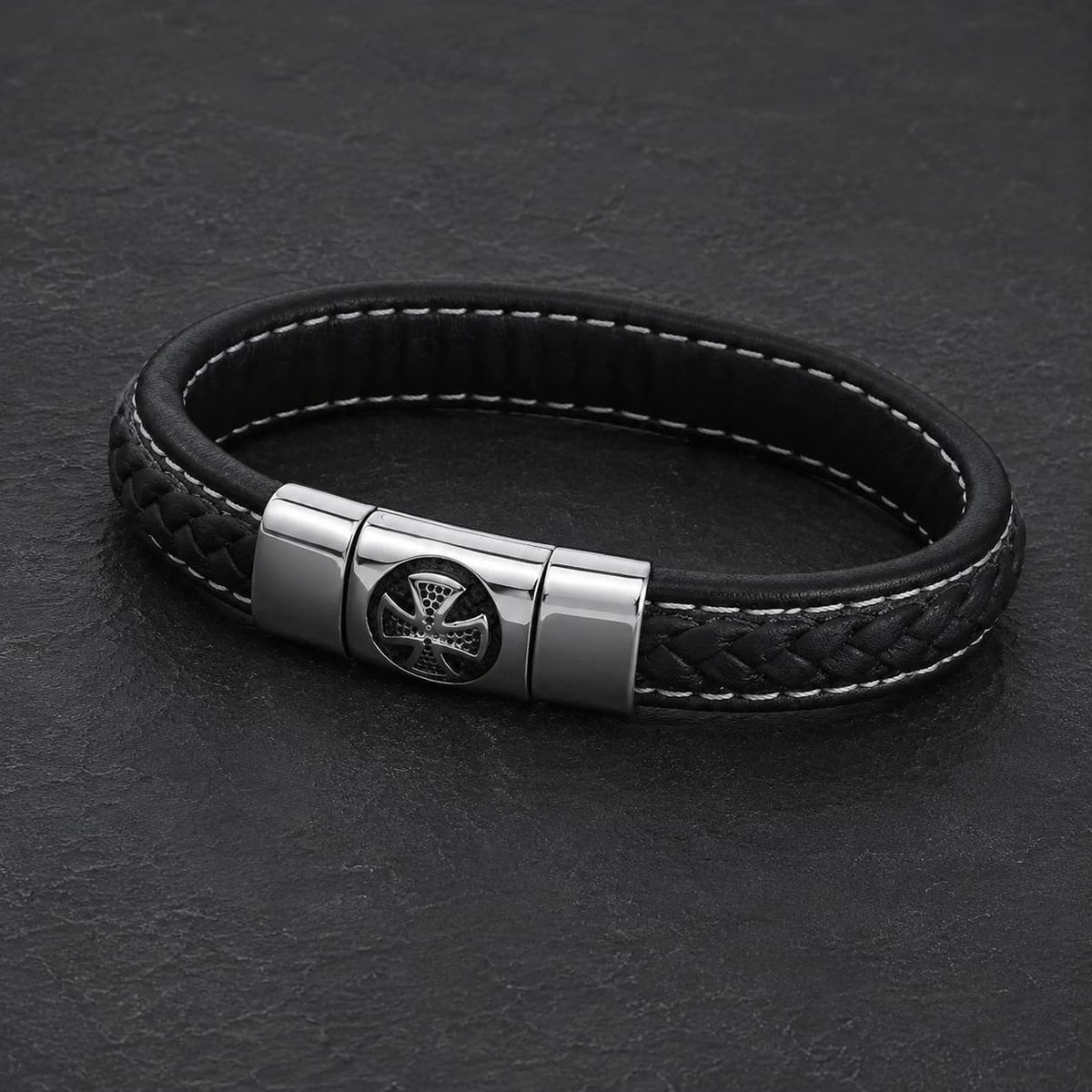 Bracelet Croix de Malte en cuir noir et acier inoxydable sur ardoise sombre