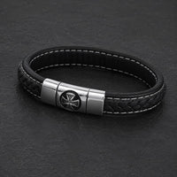 Bracelet Croix de Malte en cuir noir et acier inoxydable sur ardoise sombre