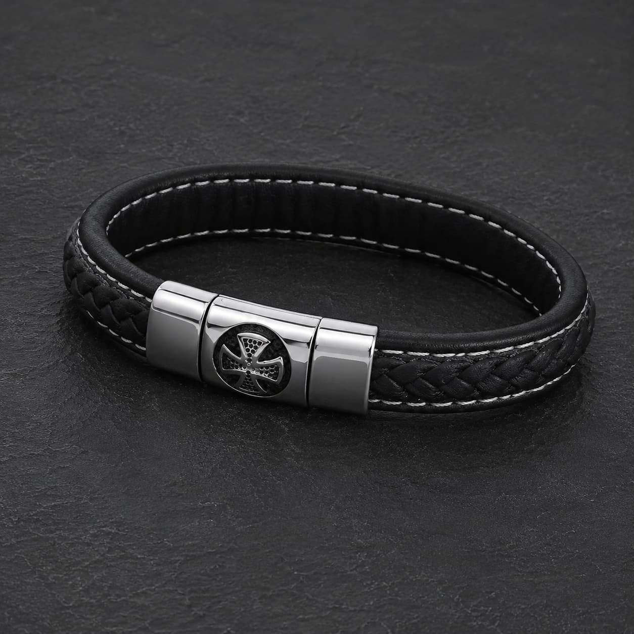Bracelet Croix de Malte en cuir noir et acier inoxydable sur ardoise sombre