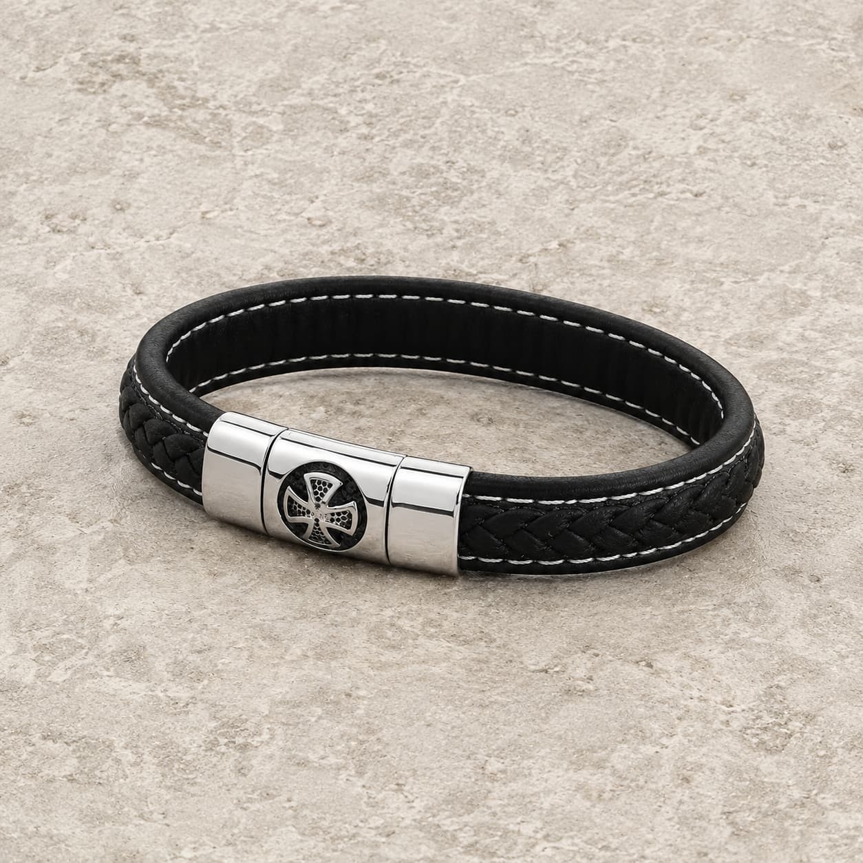 Bracelet Croix de Malte en cuir noir avec acier inoxydable sur pierre médiévale claire