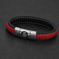Bracelet Croix de Malte en cuir noir et rouge avec acier inoxydable sur ardoise sombre