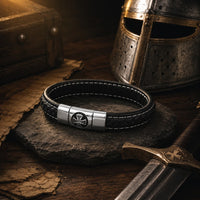 Bracelet Croix de Malte en cuir noir dans un décor médiéval avec casque, épée et parchemin