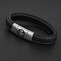 Gros plan de la Croix de Malte sur bracelet en cuir noir et acier inoxydable