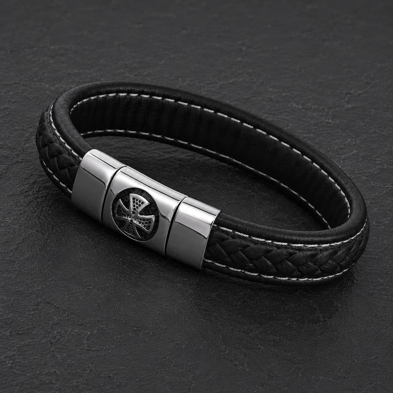 Gros plan de la Croix de Malte sur bracelet en cuir noir et acier inoxydable