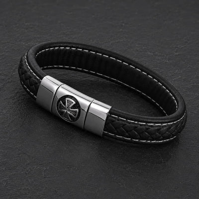 Gros plan de la Croix de Malte sur bracelet en cuir noir et acier inoxydable