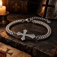 Bracelet de la Croix du Chevalier dans une ambiance médiévale éclairée à la bougie
