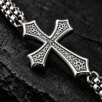 Gros plan sur la croix ouvragée du Bracelet de la Croix du Chevalier