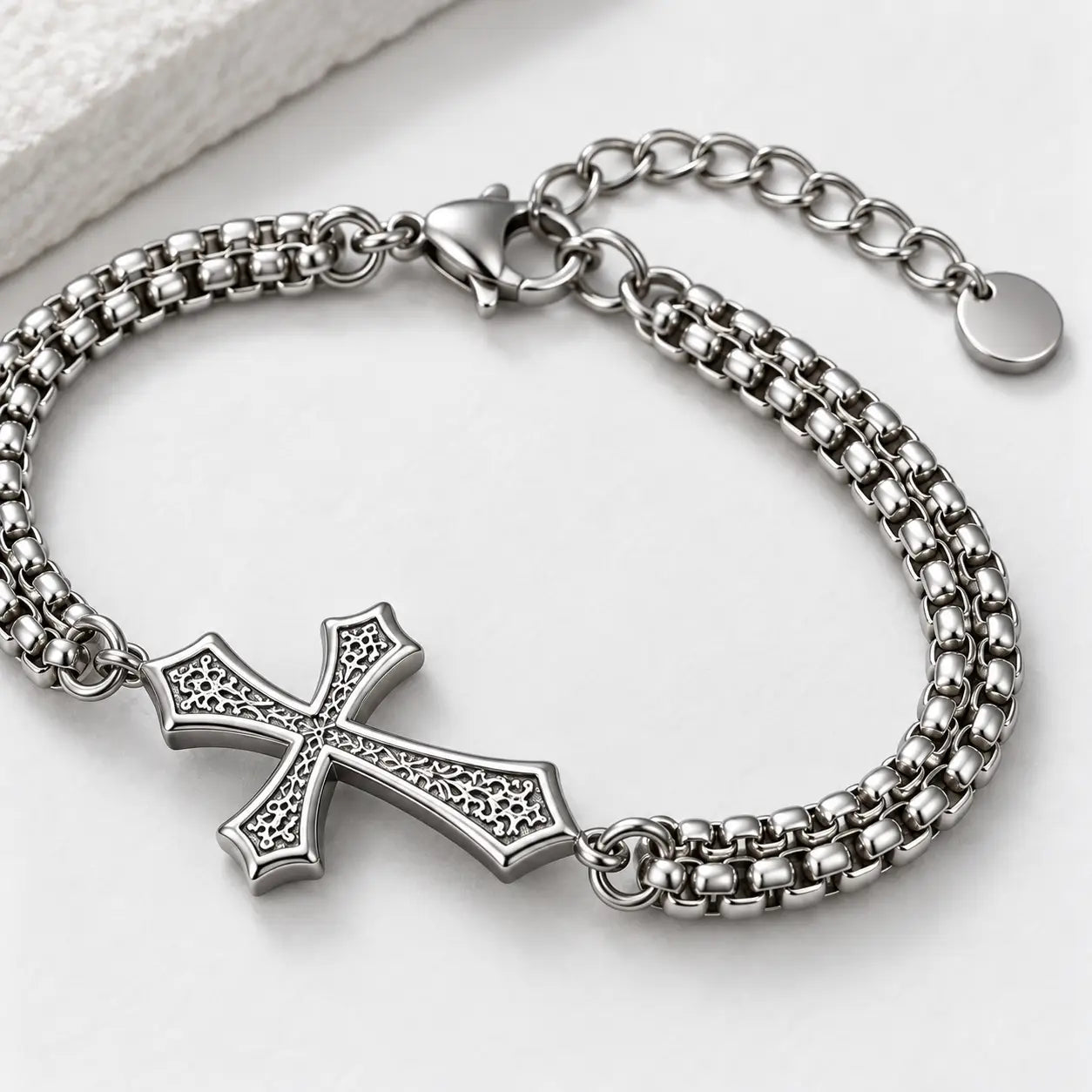 Détail du fermoir et de la chaîne d extension du Bracelet de la Croix du Chevalier