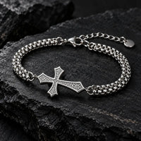 Bracelet de la Croix du Chevalier en acier inoxydable sur ardoise sombre