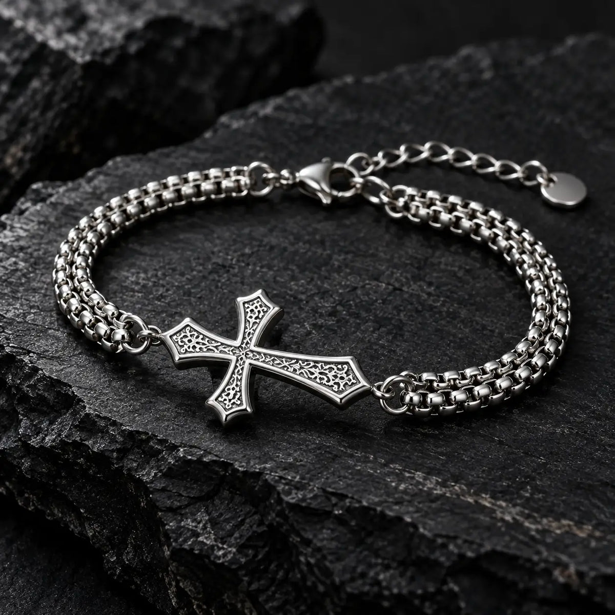Bracelet de la Croix du Chevalier en acier inoxydable sur ardoise sombre