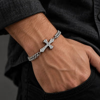Bracelet de la Croix du Chevalier porté au poignet par un homme