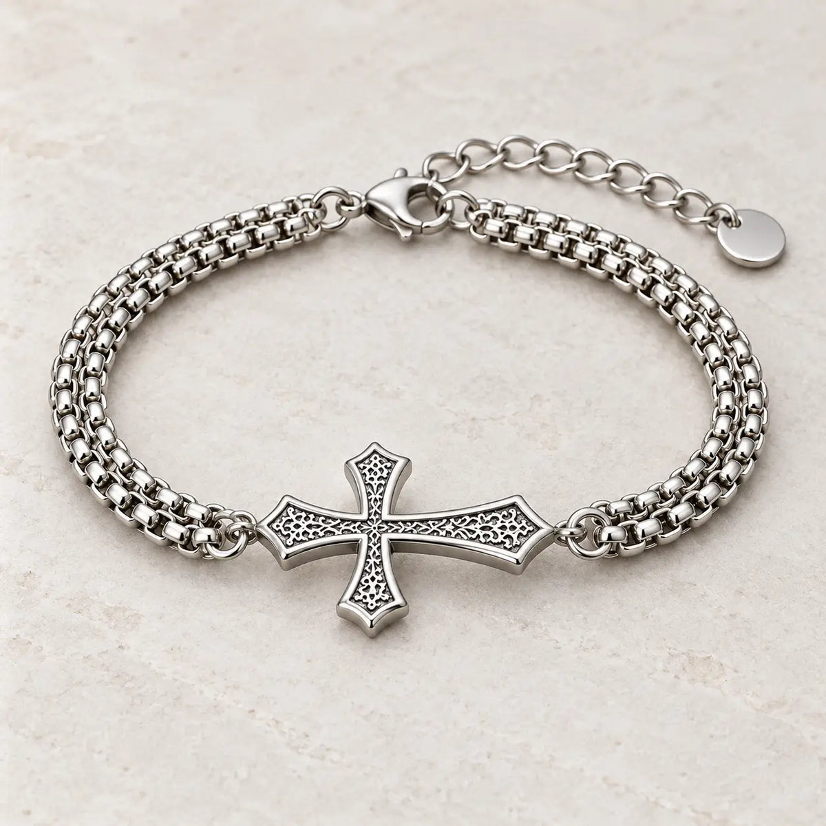 Bracelet de la Croix du Chevalier argenté présenté sur fond pierre claire