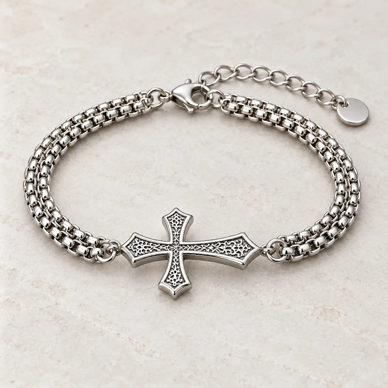 Bracelet de la Croix du Chevalier argenté présenté sur fond pierre claire