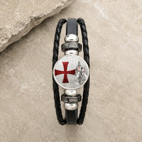Bracelet Croix du Temple en cuir tressé noir avec médaillon croix rouge et chevalier en alliage métallique premium sur pierre médiévale claire
