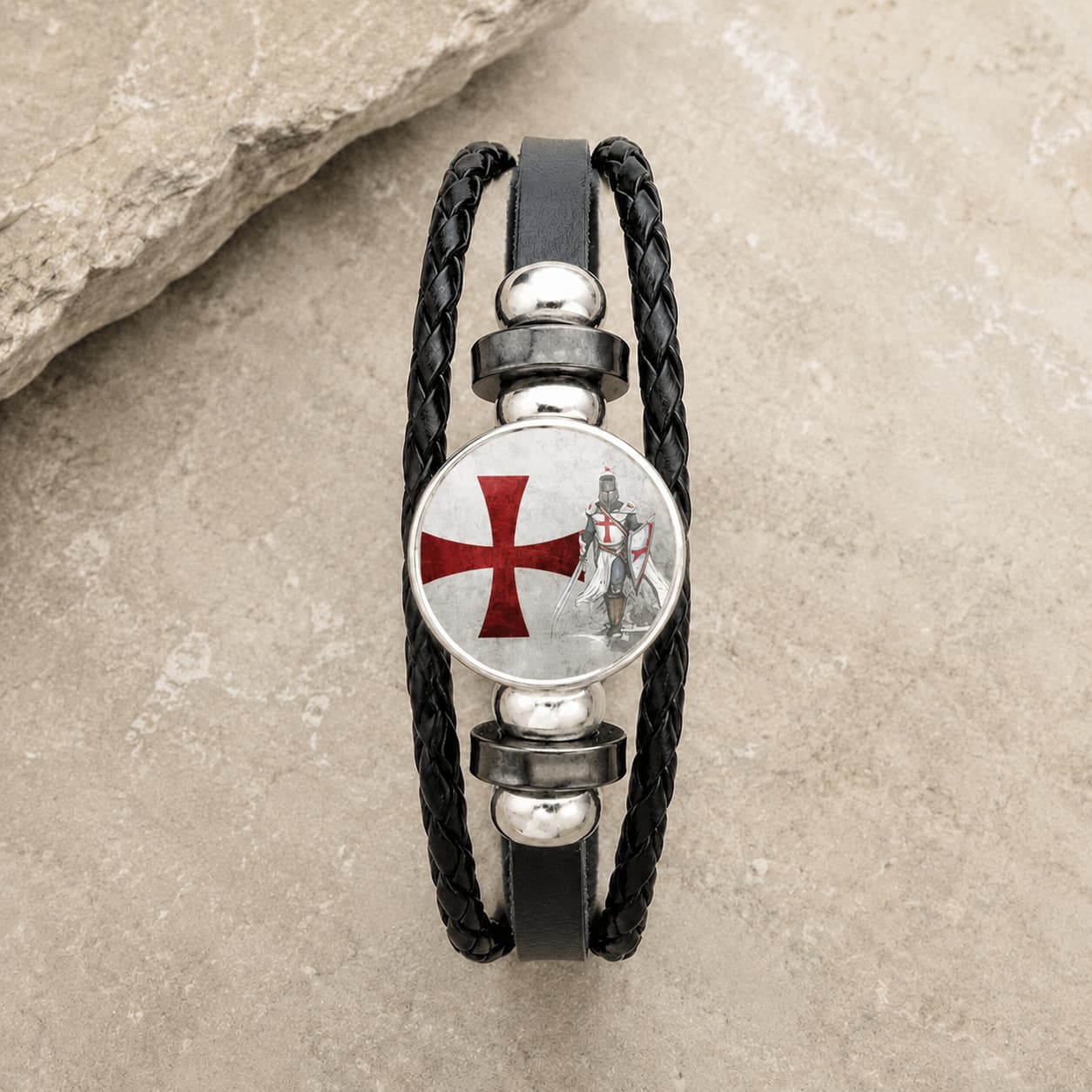 Bracelet Croix du Temple en cuir tressé noir avec médaillon croix rouge et chevalier en alliage métallique premium sur pierre médiévale claire