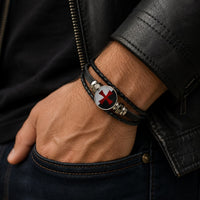 Bracelet Croix du Temple porté au poignet par un homme avec cuir tressé noir et alliage métallique premium